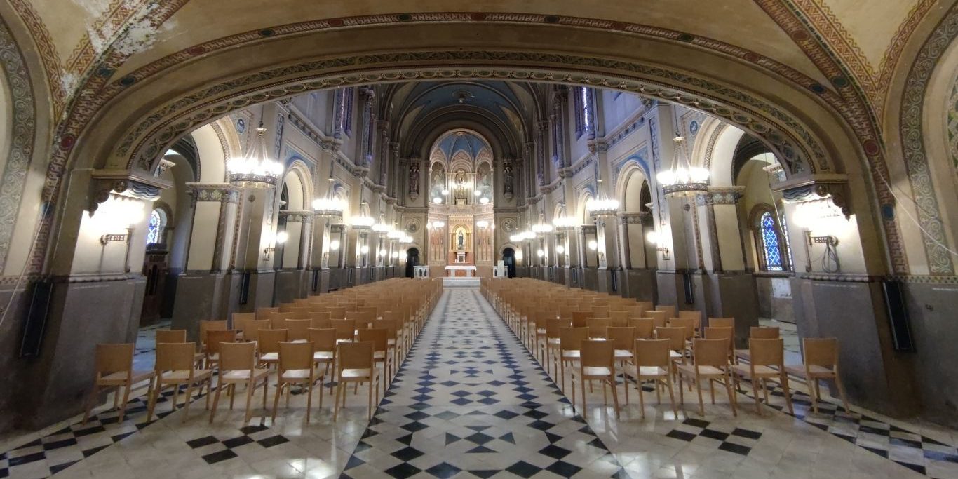 Iglesia con suelo nuevo